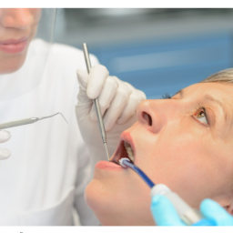 Motivos para usar implante dental en vez de una dentadura postiza, El motivo por el que es mejor un implante dental que una dentadura postiza